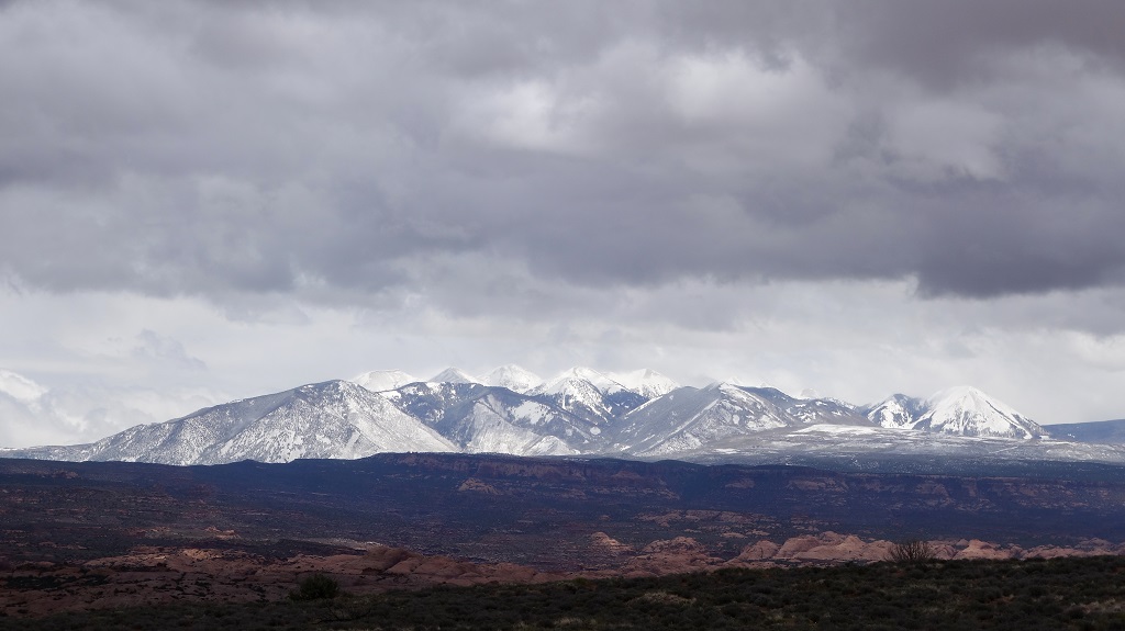 079 Les montagnes enneigées à l'horizon.JPG