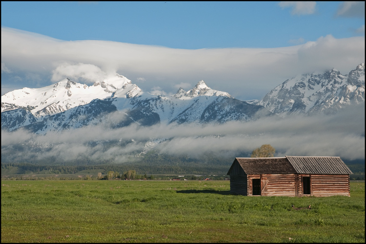 3-Cabane et montagnes.jpg