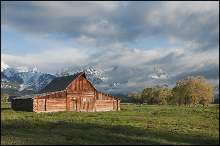 1-cabane et montagne au petit jour.jpg