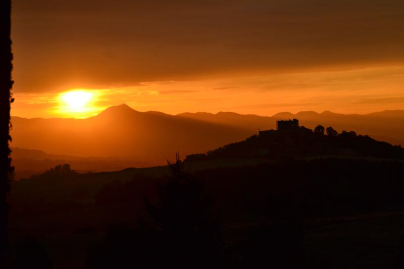 coucher de soleil sur le puy de dome 1.jpg