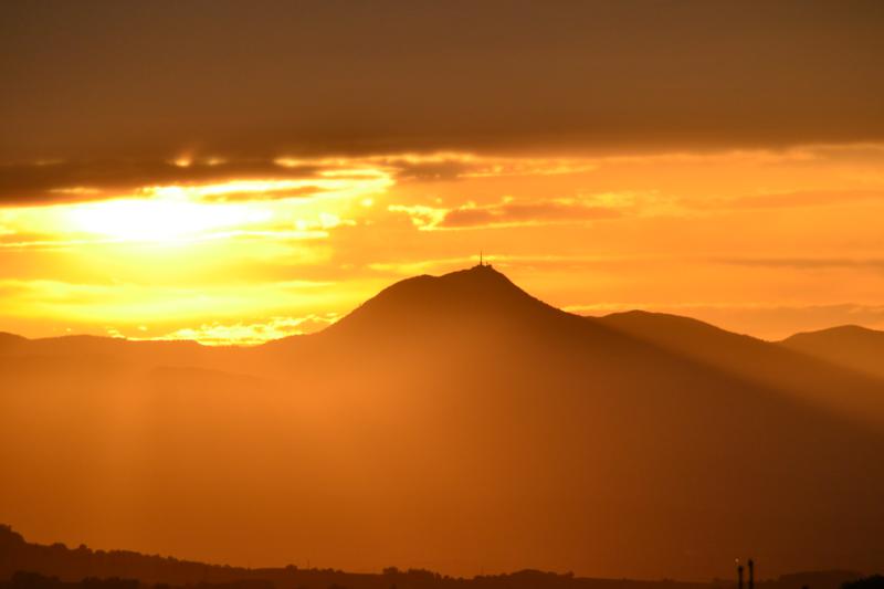 coucher de soleil sur le puy de dome 2.jpg