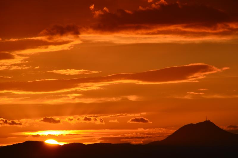 coucher de soleil sur le puy de dome 3.jpg